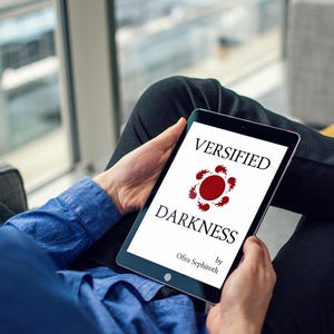 Puede incluir: Una persona est&aacute; leyendo un libro digital en una tableta. La portada del libro es blanca con el t&iacute;tulo "Versified Darkness" en texto negro. El t&iacute;tulo est&aacute; centrado en la portada y est&aacute; por encima de un c&iacute;rculo rojo con llamas alrededor. El nombre del autor, "Olfa Sephiroth", est&aacute; debajo del c&iacute;rculo en texto negro.