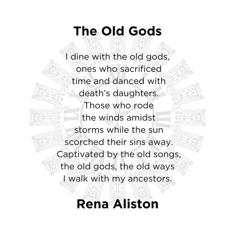Puede incluir: Fondo blanco con el texto "The Old Gods" y un poema de Rena Aliston. El poema trata sobre dioses antiguos, sacrificio y antepasados. Un dise&ntilde;o decorativo en forma de reloj est&aacute; detr&aacute;s del texto.
