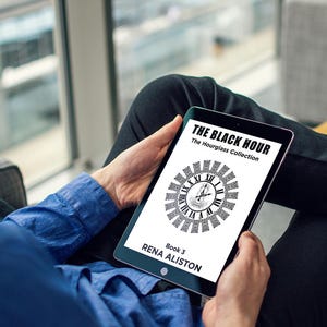 Puede incluir: Una tableta muestra la portada de "The Black Hour" de Rena Aliston. La portada presenta un dise&ntilde;o de reloj con n&uacute;meros romanos. La tableta es sostenida por una persona con una camisa azul.