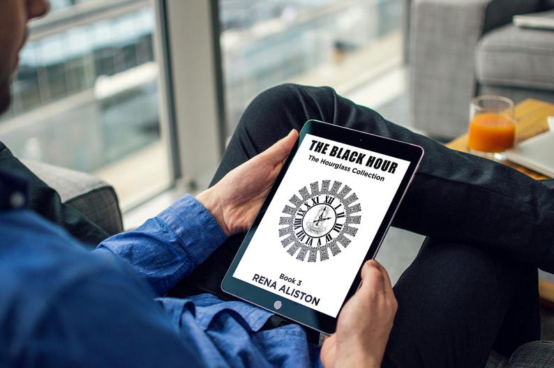 Puede incluir: Una tableta muestra la portada de "The Black Hour" de Rena Aliston. La portada presenta un dise&ntilde;o de reloj con n&uacute;meros romanos. La tableta es sostenida por una persona con una camisa azul.