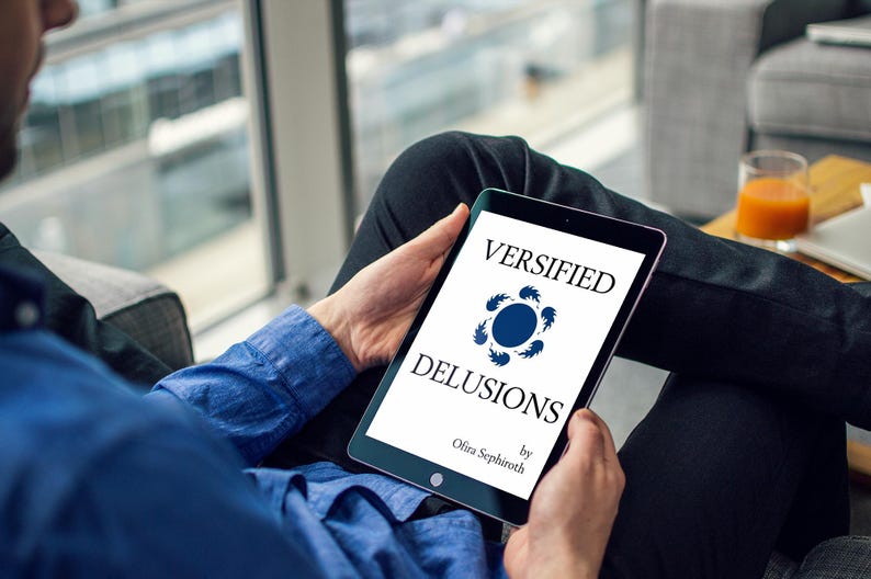 Puede incluir: Una persona est&aacute; leyendo un libro electr&oacute;nico en una tableta. La portada del libro electr&oacute;nico es blanca con texto azul que dice "Versified Delusions by Olita Sephiroth". Un dise&ntilde;o circular azul con seis c&iacute;rculos m&aacute;s peque&ntilde;os est&aacute; en el centro de la portada.