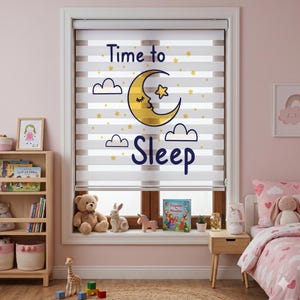 Könnte beinhalten: Ein Kinderzimmer mit einem Fensterrollo mit einem gelben Mond, Sternen und den Worten "Time to Sleep". Ein Teddybär, ein Kaninchen und andere Spielsachen befinden sich auf der Fensterbank. Der Raum ist in Rosatönen gehalten.