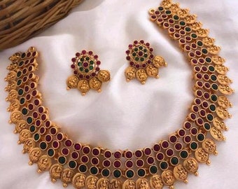 Laxmi Coin Förgylld Tempel Rubin Grön Sydindisk Choker Halsband Set, Etniska Guld Polska Smyckeset, Indiska Smycken, Guld Halsband Set