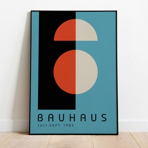 Può includere: Un poster geometrico blu e nero con il testo "BAUHAUS" e "JULI-SEPT 1923". Il poster presenta un cerchio rosso e bianco e un semicerchio bianco.