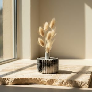 Jarrón pequeño de piedra jaspeada hecho a mano, cilindro estriado, soporte minimalista para flores secas