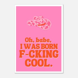 Könnte beinhalten: Rosaer Hintergrund mit einem rosa-weißen Cowboyhut mit Kuhmuster. Der Text "Oh, babe, I WAS BORN F-CKING COOL." ist orange.