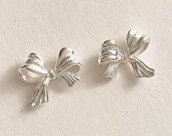 Pendientes de plata de ley con lazo de cinta con volantes: pendientes con lazo texturizado, pendientes femeninos, regalo para dama de honor, joyas encantadoras / Cult Mystique