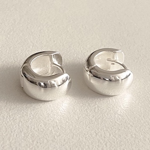 Op de afbeelding: Een set van drie keramische mokken met een gespikkelde, matte afwerking. De mokken zijn in crème, lichtgrijs en donkergrijs. Elke mok heeft een eenvoudig, minimalistisch ontwerp, perfect voor koffie of thee.