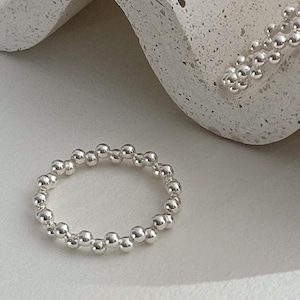 Anello impilabile con sfere in argento a zigzag, argento sterling, anello con perline delicate, fascia a strati minimalista, gioielli in argento per tutti i giorni / Cult Mystique