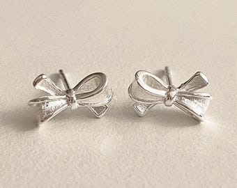 Mini pendientes de lazo en plata de ley: delicados pendientes de lazo, regalo para dama de honor, joyería para el día a día, pendientes minimalistas / Cult Mystique