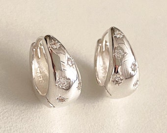 チャンキードロップレットスターハギーフープイヤリング、スターリングシルバー、チャンキーハギー、トゥインクル、キュービックジルコニアイヤリング、ミニマリスト、カルトミスティーク