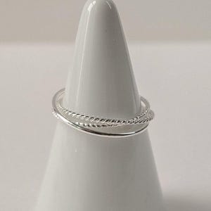 Bague empilable Trinity en argent sterling - anneaux fins et fins liés, anneau à texture mixte, bijoux en argent minimalistes | Culte mystique