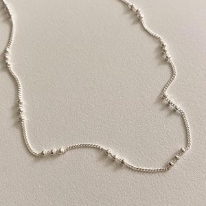 Sierlijke zilveren kralenketting – minimalistische gelaagdheid satellietketting, sterlingzilveren choker, delicaat cadeau voor haar | Cultmystiek