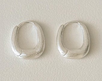 ラウンドスクエアマットシルバーフープイヤリング、マットスターリングシルバー、チャンキーハギー、洗練されたクラシックフープ、ミニマリスト