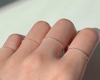Diamantgeslepen getextureerde stapelring – sterlingzilveren sierlijke dunne band, minimalistische gelaagde ring, alledaagse sieraden | Cultmystiek