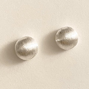 Puces d'oreilles en argent bombé brossé - Boucles d'oreilles boule minimalistes texturées mates, cadeau sculptural moderne pour elle | Culte mystique
