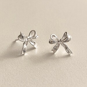 Cute ribbon stud earrings with textured finish