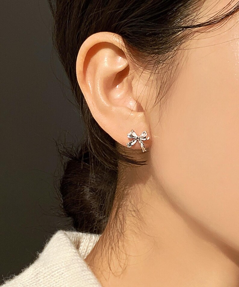 Feminine bow design silver earrings