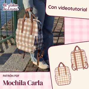 May include: A beige and white gingham backpack with brown straps and a front pocket. The image includes text reading El atelier de Laura, Con videotutorial, PATRÓN PDF, and Mochila Carla, alongside two digital illustrations of the backpack.