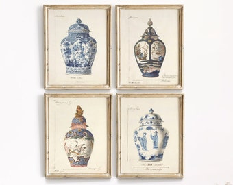 Può includere: Set di quattro stampe incorniciate con illustrazioni vintage di vasi in porcellana blu e bianca con disegni intricati. Le stampe sono esposte su una parete bianca sopra un divano marrone chiaro con cuscini bianchi e un vassoio decorativo con fiori secchi.