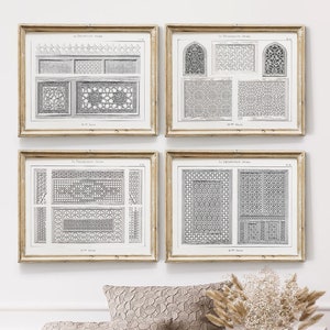 Op de afbeelding: Vier ingelijste zwart-witprints van ingewikkelde geometrische patronen, waarschijnlijk uit een boek over islamitische architectuur. De prints worden getoond op een witte muur boven een lichtbruine bank met witte kussens en een vaas met gedroogde bloemen.