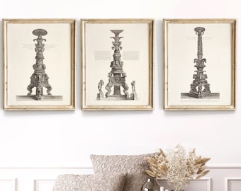 Pode incluir: Três impressões emolduradas em preto e branco de ilustrações antigas de candelabros ornamentados, detalhados e elaborados.