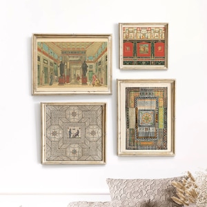Puede incluir: Cuatro impresiones enmarcadas de mosaicos y detalles arquitectónicos romanos. Las impresiones son de estilo vintage y presentan patrones y diseños intrincados. Las impresiones se muestran en una pared blanca con un sofá marrón claro y un jarrón de flores secas en primer plano.