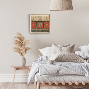 Puede incluir: Una impresi&oacute;n enmarcada de una ilustraci&oacute;n vintage que representa una pintura mural romana. La pintura presenta un fondo rojo con intrincados detalles en oro y verde.