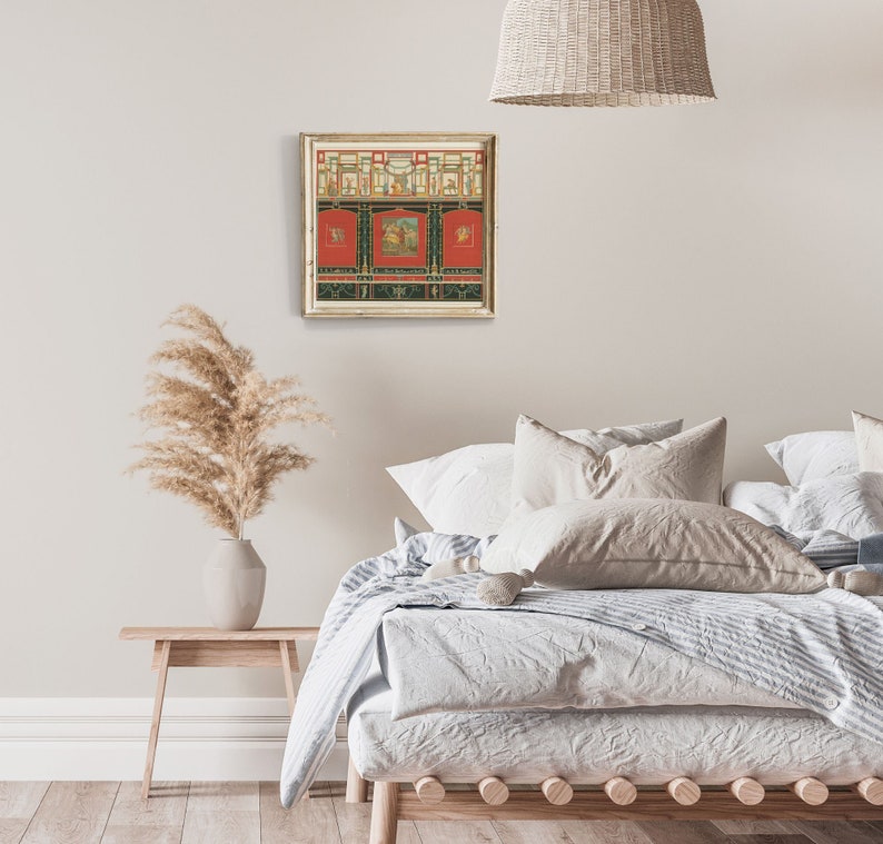 Puede incluir: Una impresi&oacute;n enmarcada de una ilustraci&oacute;n vintage que representa una pintura mural romana. La pintura presenta un fondo rojo con intrincados detalles en oro y verde.