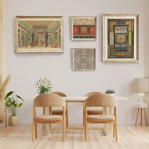 Puede incluir: Un comedor con una mesa de madera clara y cuatro sillas. Las paredes est&aacute;n pintadas de gris claro y hay cinco estampados enmarcados colgados en la pared. Los estampados son todos en blanco y negro y presentan dise&ntilde;os geom&eacute;tricos. Hay una l&aacute;mpara sobre una mesa peque&ntilde;a en la esquina de la habitaci&oacute;n.