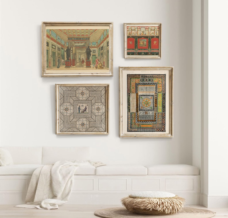 Puede incluir: Cuatro impresiones enmarcadas de mosaicos y detalles arquitect&oacute;nicos romanos. Las impresiones est&aacute;n en un marco blanco con un borde dorado. Las impresiones est&aacute;n colgadas en una pared blanca.