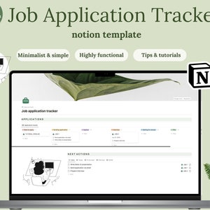 Peut inclure: Un écran d'ordinateur portable affiche un modèle de "Job Application Tracker". L'écran montre un suivi des candidatures avec des sections pour les candidatures et les prochaines actions. Le fond est vert clair avec le texte "Minimalist & simple", "Highly functional" et "Tips & tutorials".