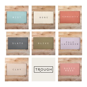 Pu&ograve; includere: Nove taglieri di diversi colori con i nomi dei colori stampati in bianco. I colori sono: Nebbia, Osso, Terracotta, Ardesia, Oliva, Lavanda pallida, Argilla, Trough e Rosa polveroso.