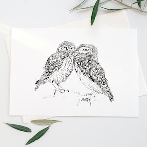 Biglietto di auguri con due civette (Illustrazione in bianco e nero - Inchiostro - Disegno a penna - Animali - Uccelli - Amore - Stampa - Fatto a mano - Biglietto)
