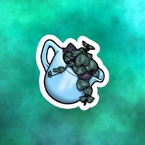 Könnte beinhalten: Ein blauer Keramik-Krug, gefüllt mit einer grünen und violetten Pflanze mit Blättern. Der Krug ist auf die Seite gekippt und die Pflanze fällt aus der Öffnung.