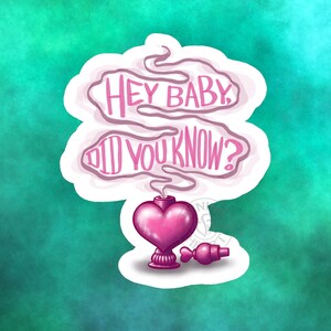 Puede incluir: Una botella rosa en forma de corazón con una tapa rosa y un tapón rosa en forma de bastón de caramelo. La botella emite humo rosa con el texto "Hey Baby. Did You Know?" en rosa.