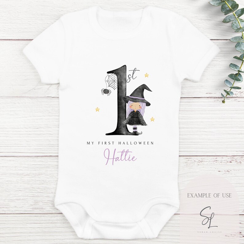 Może przedstawiać: Biały śpioszek dla niemowlęcia z czarną jedynką i ilustracją czarownicy. Na śpioszku nadrukowany jest tekst "My First Halloween Hattie".