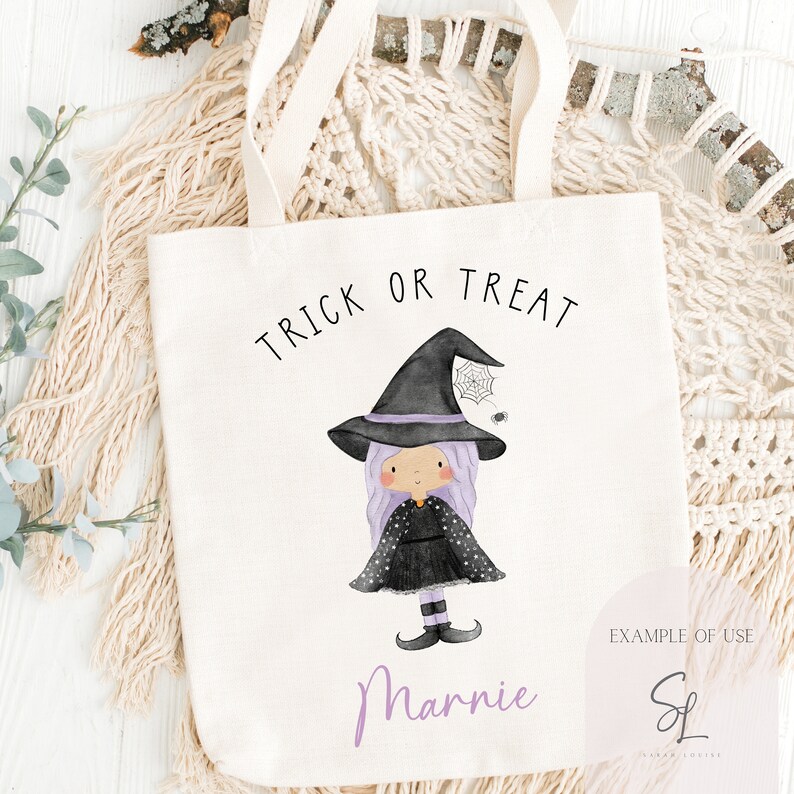 Może przedstawiać: Biała torba z pł&oacute;tna z fioletową i czarną ilustracją czarownicy z tekstem "Trick or Treat" i imieniem "Marnie" nadrukowanym z przodu.