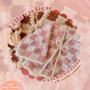 Op de afbeelding: Een roze en witte gehaakte cardigan met een geruit patroon. De cardigan is vastgebonden met een wit lint en heeft de tekst "belle cardigan made to measure pdf crochet pattern" onderaan.