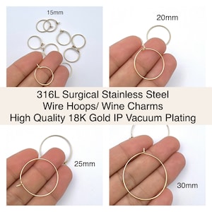 Peut inclure: Hoops en fil de fer en acier inoxydable chirurgical 316L plaqué or en quatre tailles : 15 mm, 20 mm, 25 mm et 30 mm. Les hoops sont présentés dans une main, avec la taille indiquée à côté de chaque hoop.