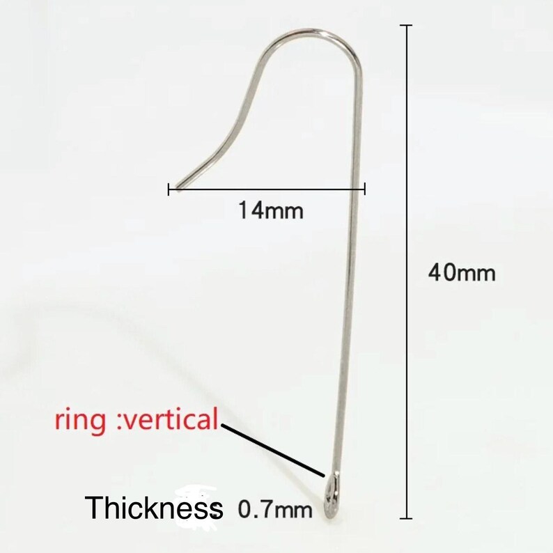 Op de afbeelding: Een zilveren metalen oorbelhaak met een verticale ring. De haak is 40 mm lang en 14 mm breed. De dikte van de draad is 0,7 mm.