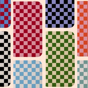 Könnte beinhalten: Eine Auswahl an Handyhüllen mit Schachbrettmustern. Die Designs sind in Rot, Schwarz, Grün, Blau und Orange gehalten. Jede Hülle hat abgerundete Ecken und einen genähten Rand. Der Hintergrund ist hellbeige.