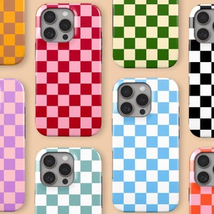 Peut inclure: Plusieurs coques de téléphone avec un motif à carreaux dans différentes couleurs : rouge, rose, vert, bleu, noir, orange et violet. Les coques sont conçues pour un smartphone et ont une finition brillante.