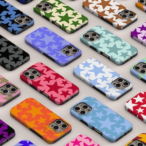 Può includere: Una collezione di custodie per smartphone disposte a griglia, ognuna caratterizzata da un motivo a stelle ripetuto in varie combinazioni di colori tra cui nero, blu, rosa, arancione, verde, viola e bianco, con fori per gli obiettivi.