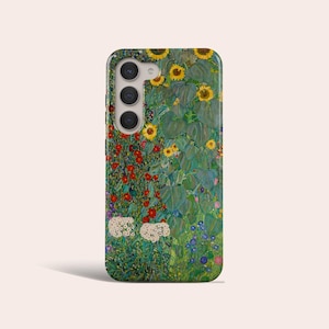 以下が含まれることがあります： 庭園に咲くひまわりと他の花を鮮やかに描いた、携帯電話ケース。ケースには、トリプルレンズカメラ用の切り抜きがあります。
