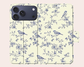 Könnte beinhalten: Eine Handyhülle mit cremefarbenem Hintergrund und einem blauen Blumen- und Vogelmuster. Die Hülle ist für ein Telefon konzipiert und hat einen Magnetverschluss. Das Design zeigt detaillierte Illustrationen von Vögeln auf blühenden Zweigen.