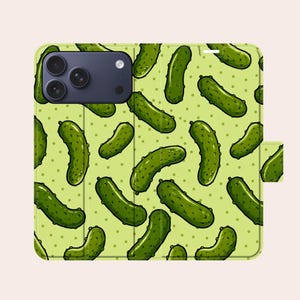 Op de afbeelding: Een lichtgroen telefoonhoesje met een herhalend patroon van donkergroene augurken met kleine bobbels en witte stippen. Het hoesje heeft een rechthoekige uitsparing in de linkerbovenhoek voor een camerasysteem met drie lenzen.
