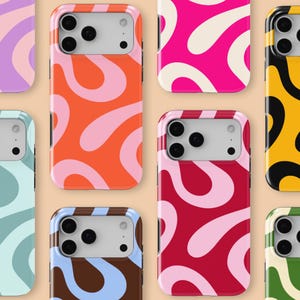 Puede incluir: Una colección de fundas de teléfono coloridas con un diseño retro de ondas. Las fundas presentan una variedad de colores, incluyendo naranja, rosa, rojo, azul y verde, con detalles en blanco y marrón. Diseñadas para un smartphone.