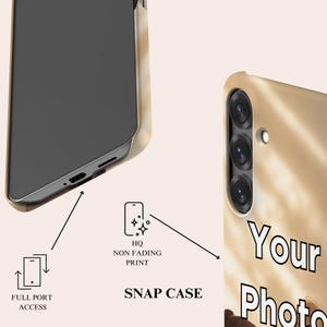 K&ouml;nnte beinhalten: Eine beige Snap-Handyh&uuml;lle mit dreifachem Kameraausschnitt und dem Text Your Photo. Das Design bietet vollen Zugang zu den Anschl&uuml;ssen und einen hochwertigen, lichtbest&auml;ndigen Druck. Die Handyh&uuml;lle wird aus zwei verschiedenen Blickwinkeln dargestellt.
