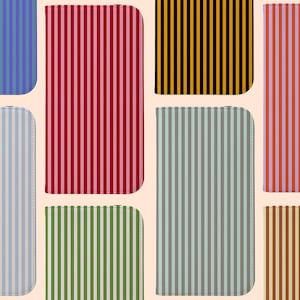 Könnte beinhalten: Eine Sammlung farbenfroher, vertikal gestreifter Handyhüllen. Die Hüllen weisen eine Vielzahl von Farben auf, darunter Rot, Blau, Grün, Gelb und Grau. Jede Hülle hat eine abgerundete Oberseite und ist vor einem neutralen Hintergrund platziert.